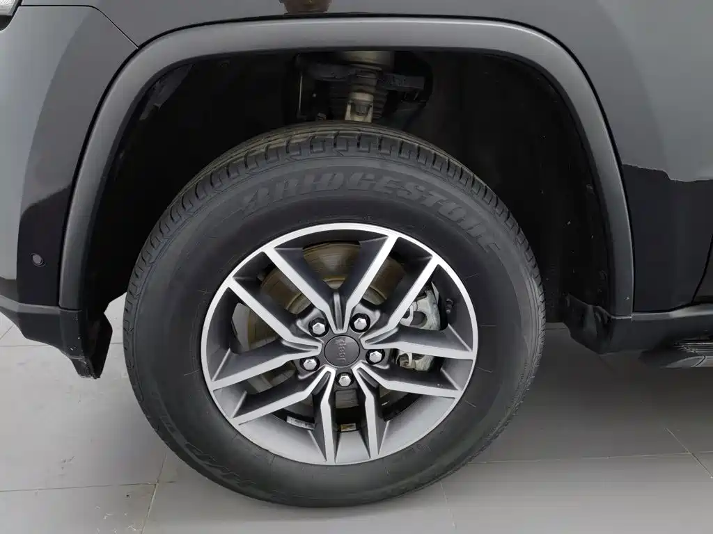 Jeep Grand Cherokee 2020 — фото 17