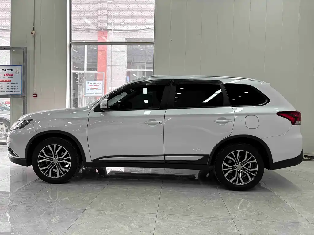 Mitsubishi Outlander 2017 — фото 4