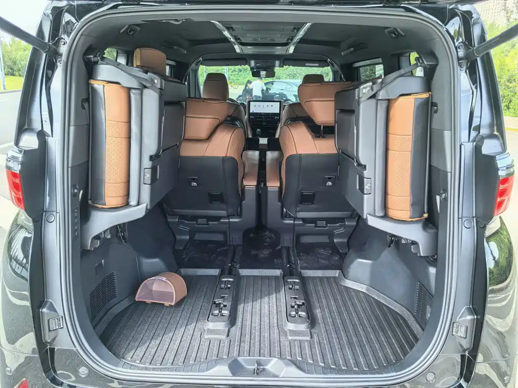 Toyota Alphard 2024 — фото 18