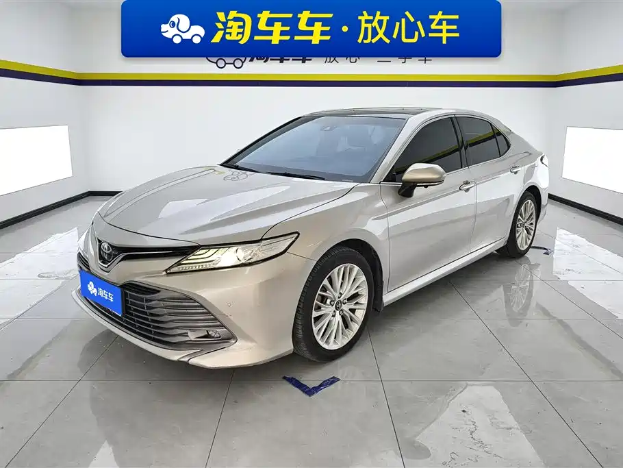 Toyota Camry 2019 — фото 1