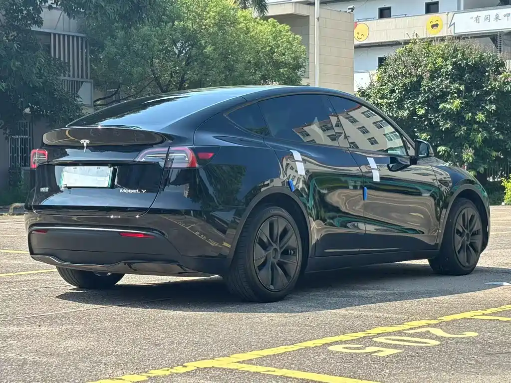 Tesla Model Y 2024 — фото 9