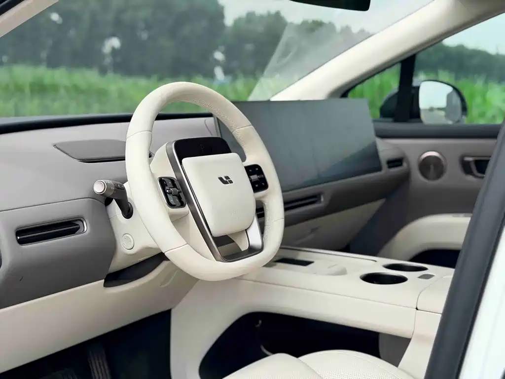 Li Auto i8 2025