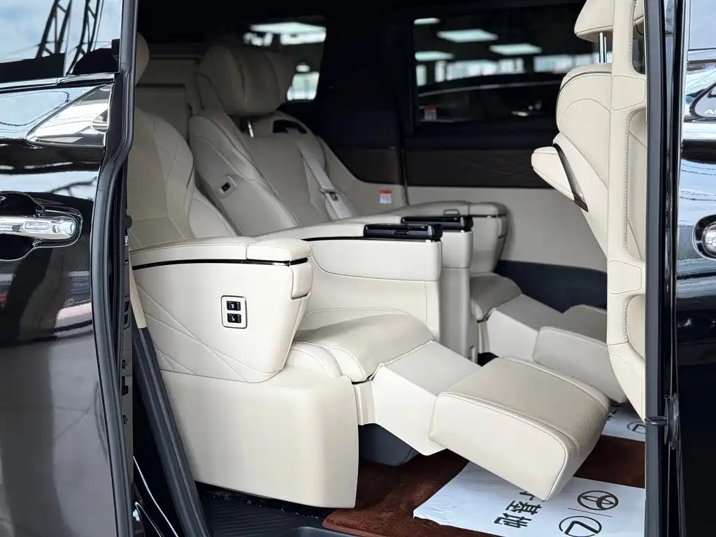 Toyota Alphard 2023 — фото 19