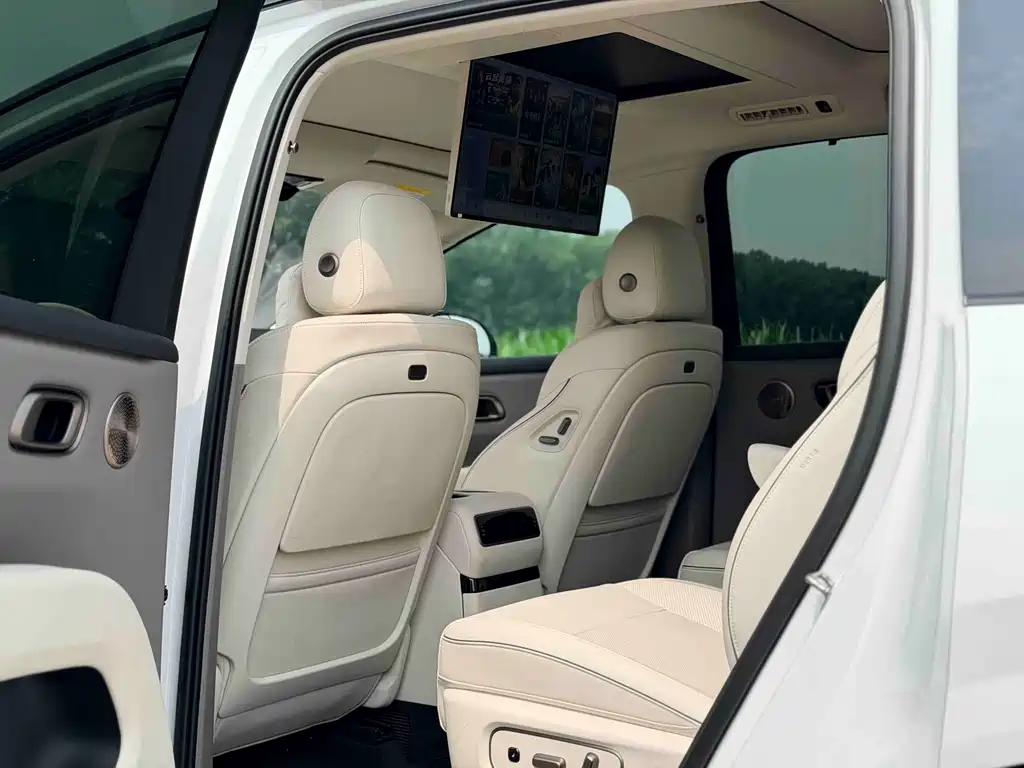 Li Auto i8 2025