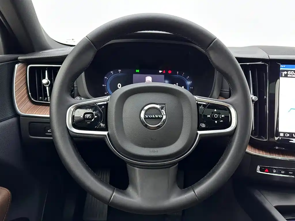 Volvo XC60 2025 — фото 10