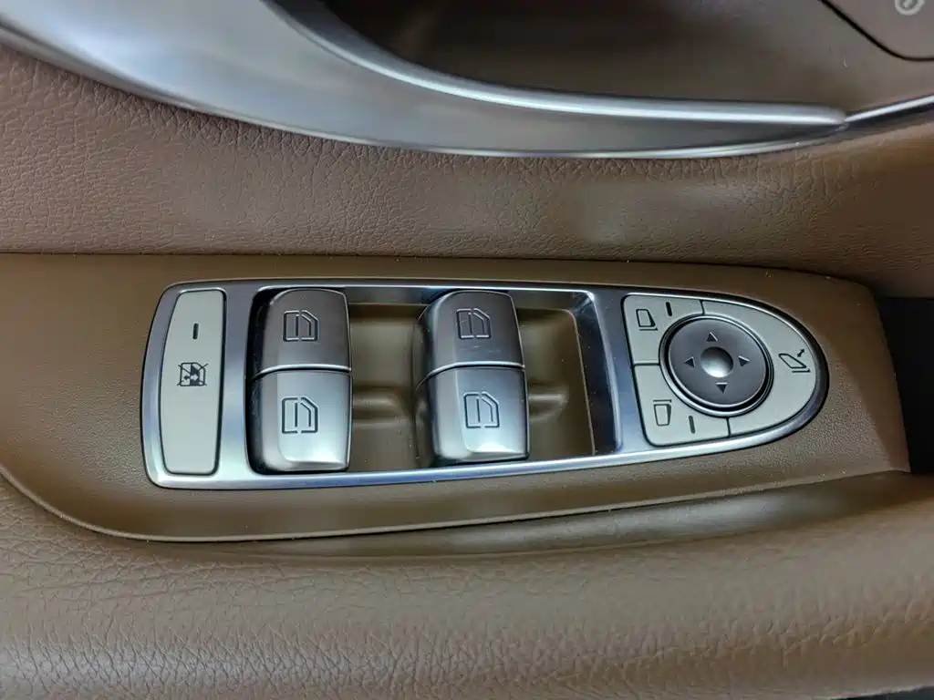Mercedes-Benz E-Class 2023 — фото 9