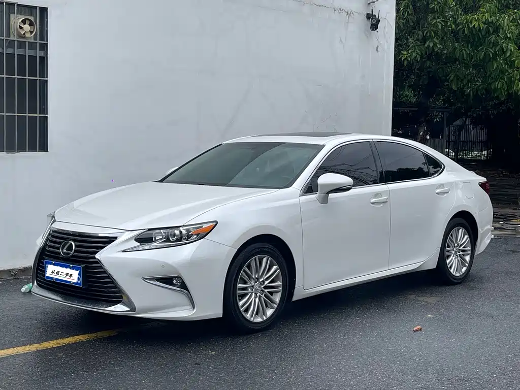 Lexus ES 2015 — фото 1