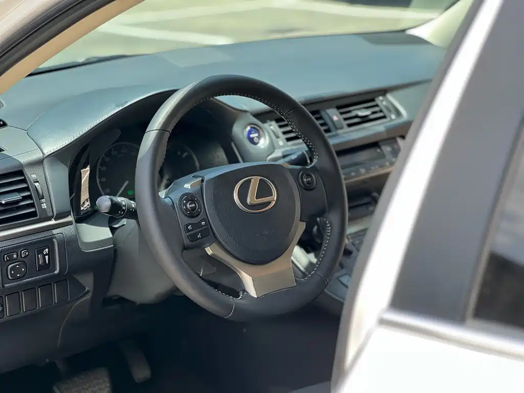 Lexus CT 2018 — фото 16