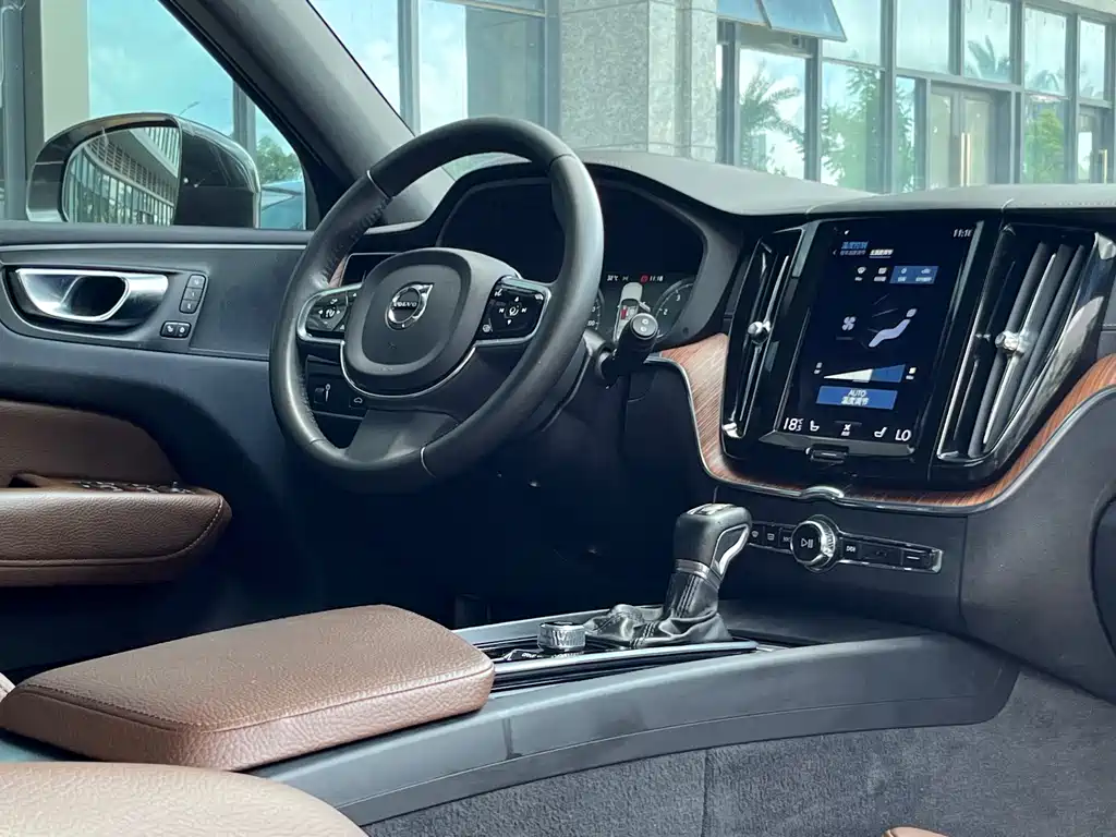 Volvo XC60 2021 — фото 12