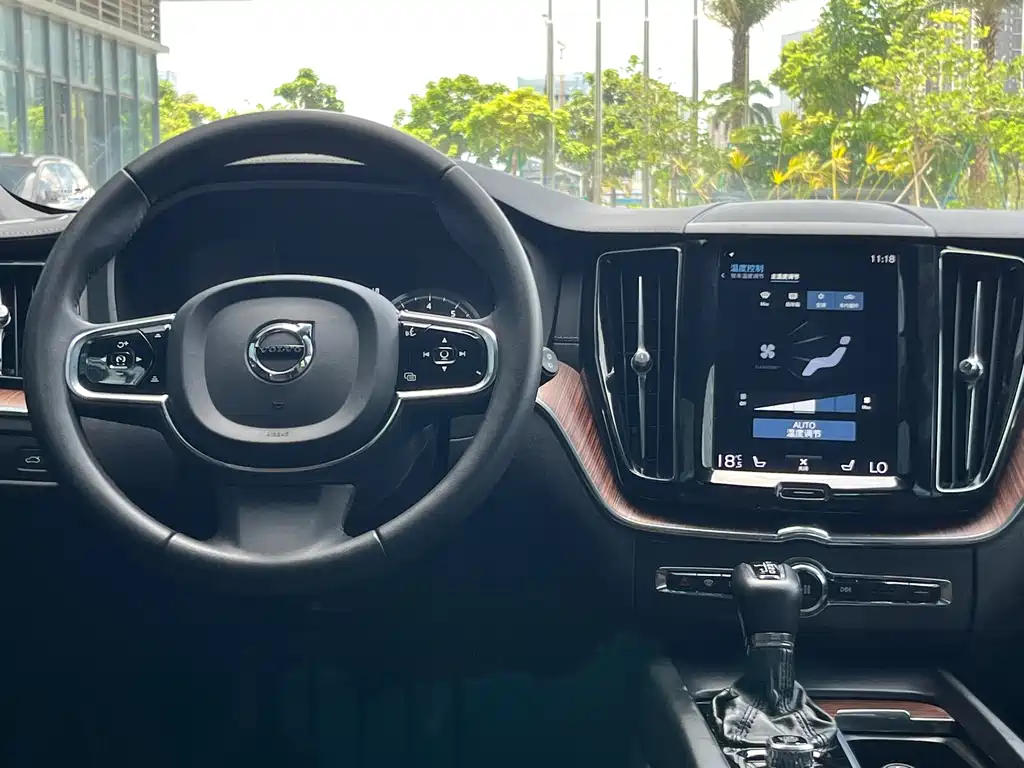 Volvo XC60 2021 — фото 11