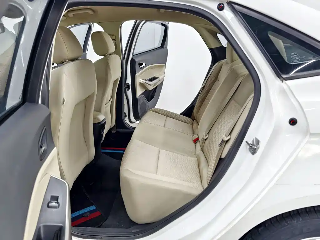 Ford Escort 2015 — фото 12