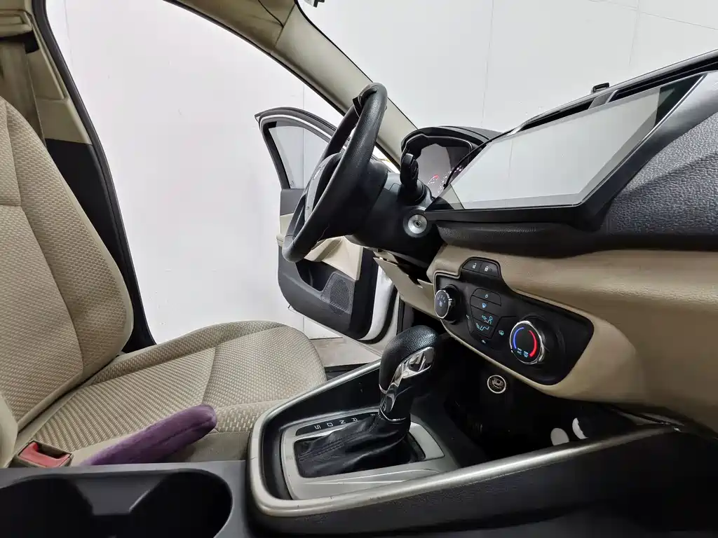 Ford Escort 2015 — фото 14