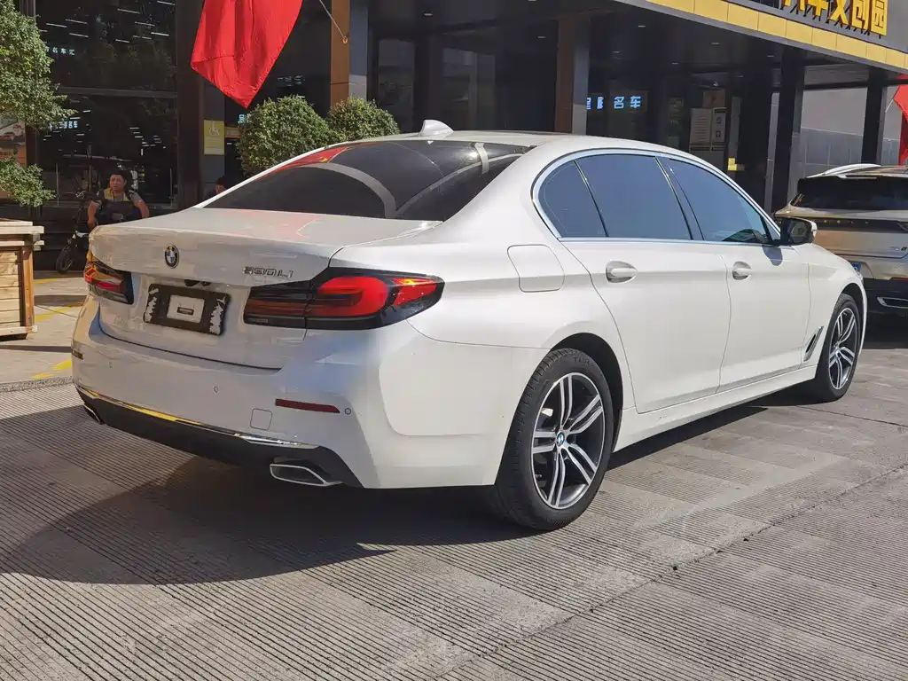 BMW 5 Series 2023 — фото 11