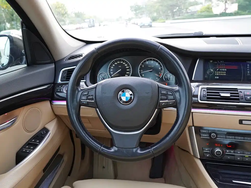 BMW 5 Series GT 2013 — фото 8