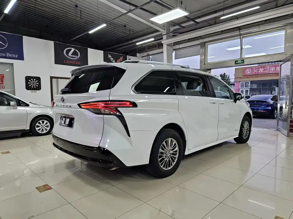 Toyota Sienna 2023 — фото 25