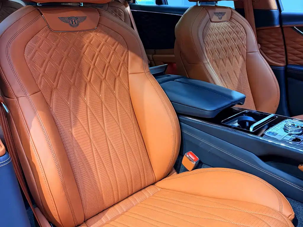 Bentley Flying Spur 2024 — фото 11
