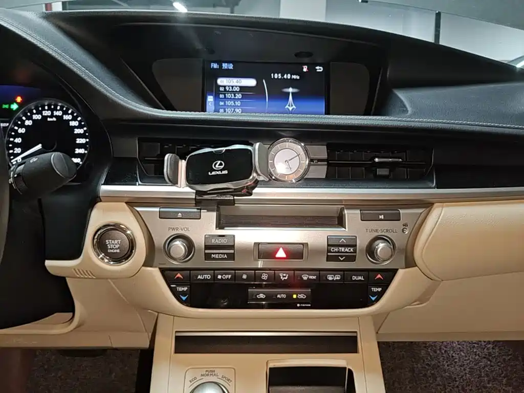 Lexus ES 2015 — фото 13