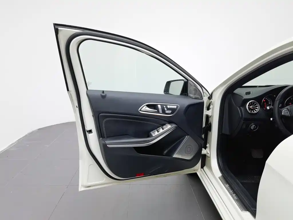 Mercedes-Benz A-Class 2017 — фото 8
