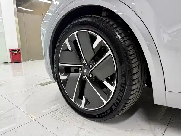 Li Auto L8 2025