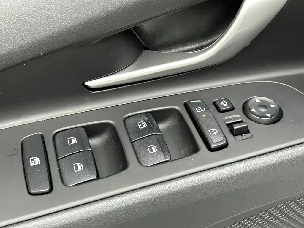 Hyundai Elantra 2023 — фото 10