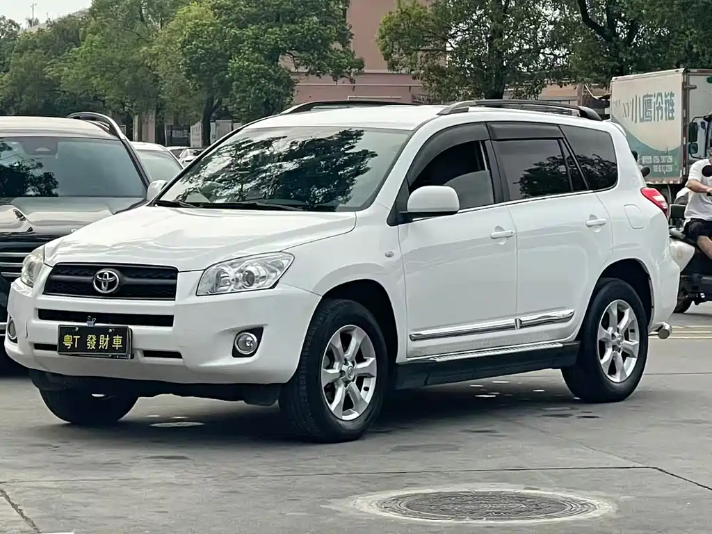 Toyota RAV4 2013 — фото 1