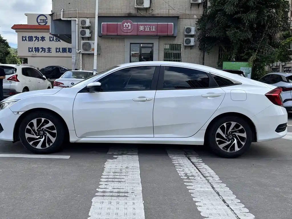 Honda Civic 2018 — фото 2