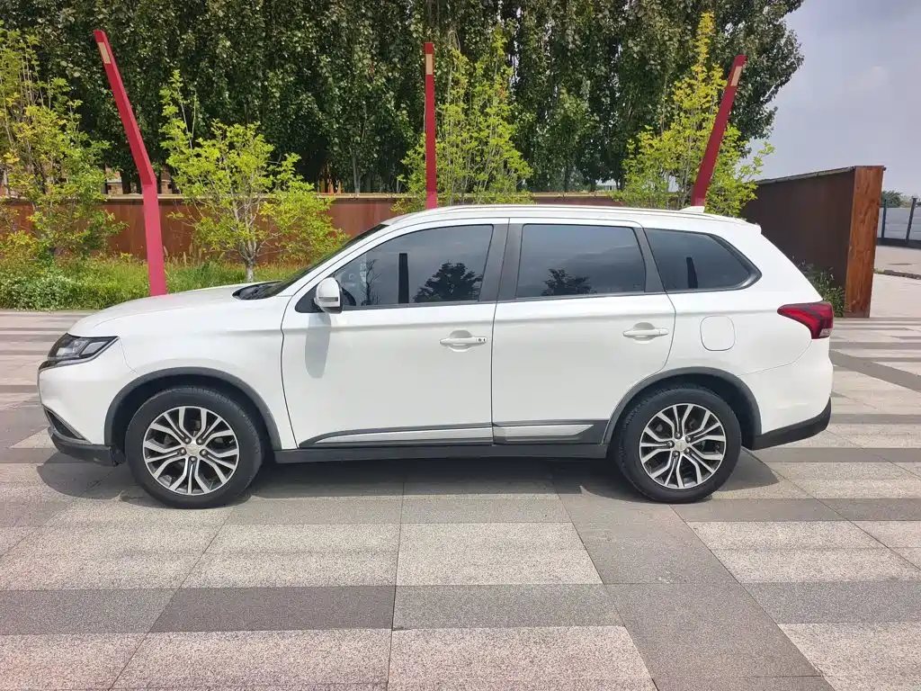 Mitsubishi Outlander 2017 — фото 4