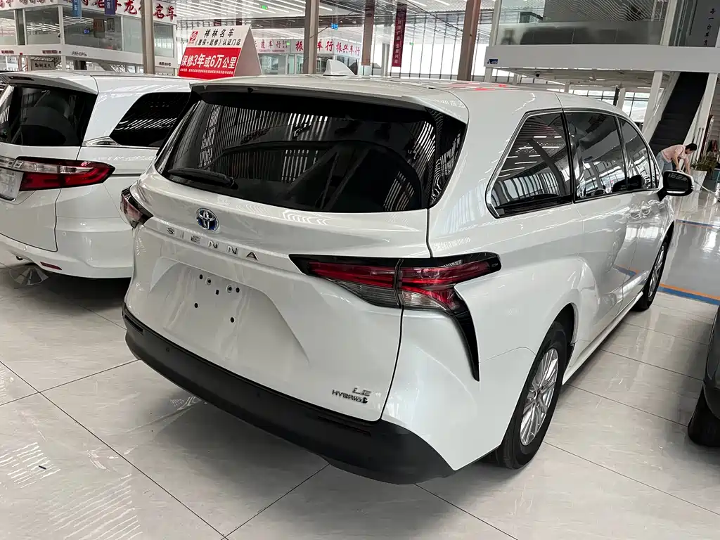Toyota Sienna 2022 — фото 7