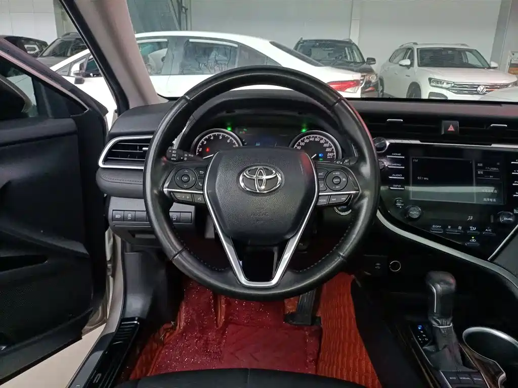 Toyota Camry 2018 — фото 7