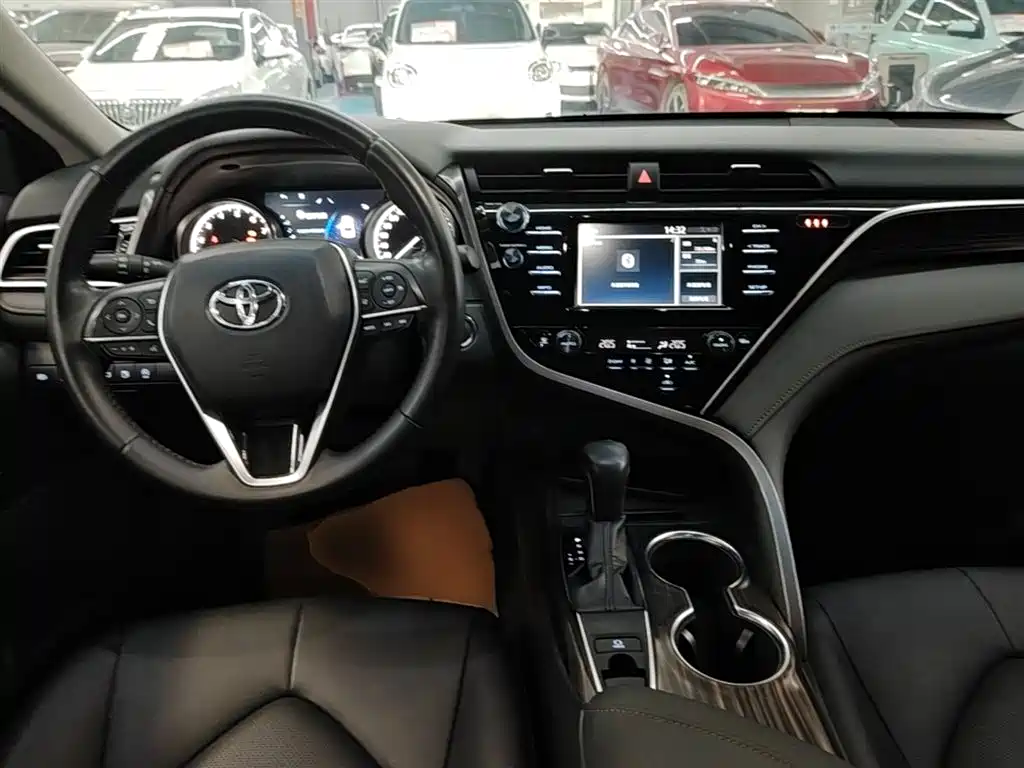 Toyota Camry 2018 — фото 10