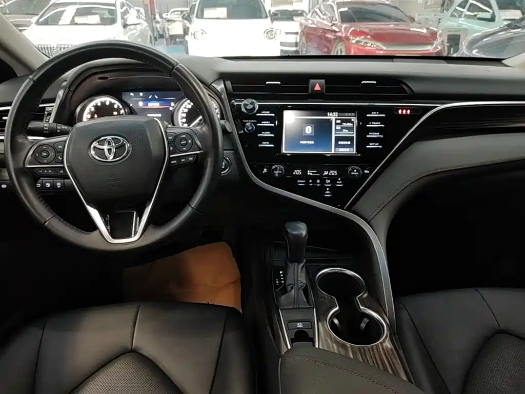Toyota Camry 2018 — фото 13
