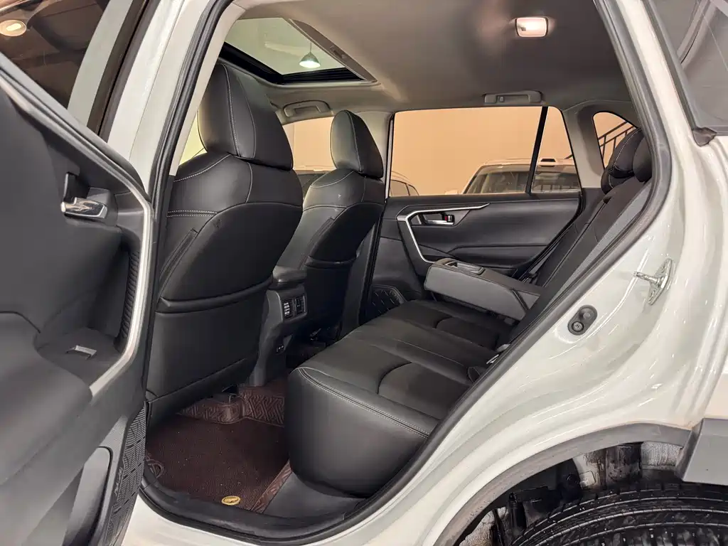 Toyota RAV4 2023 — фото 10