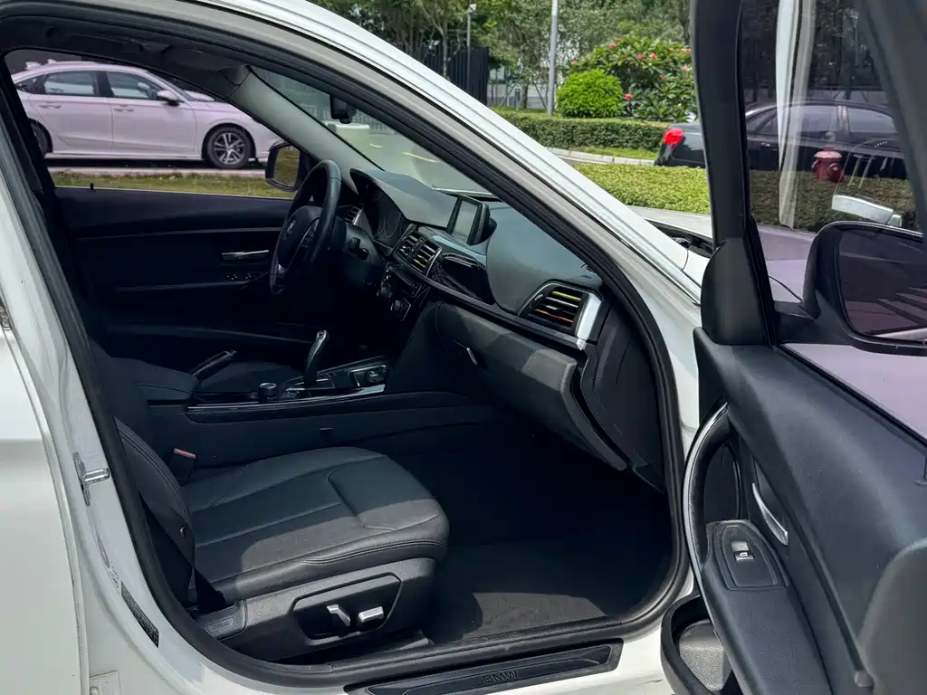 BMW 3 Series 2017 — фото 13
