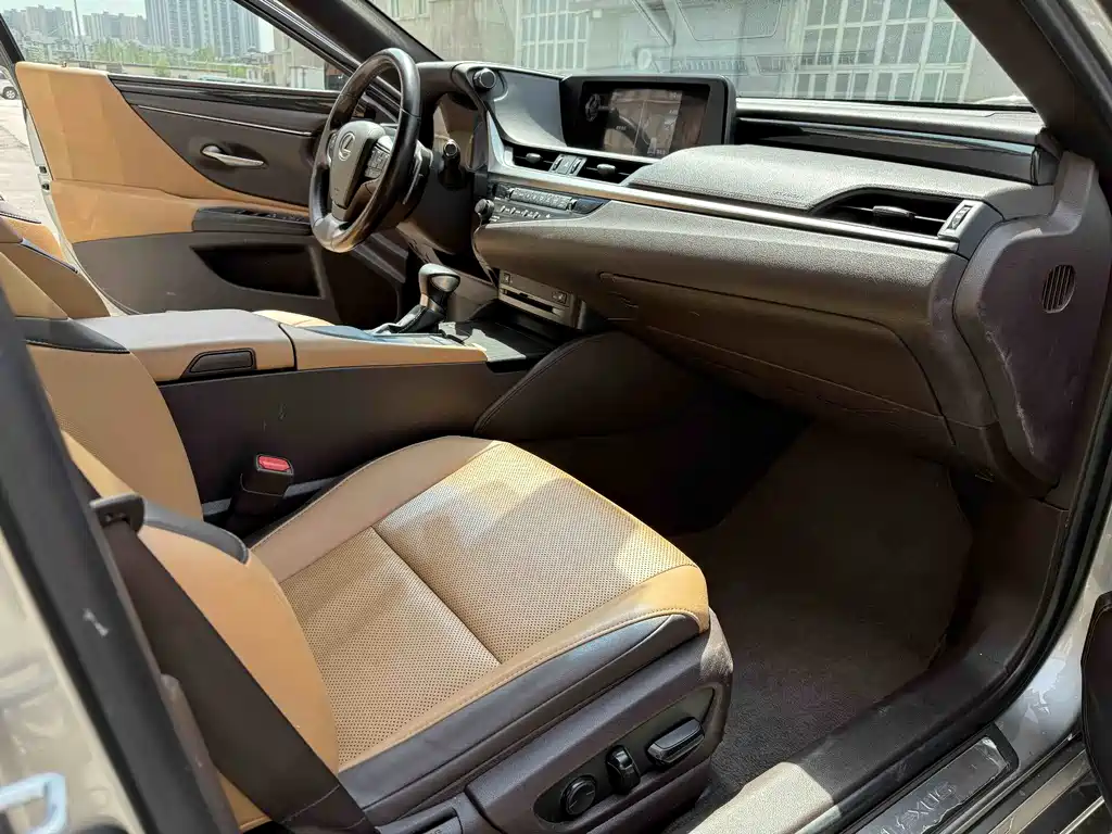Lexus ES 2019 — фото 15