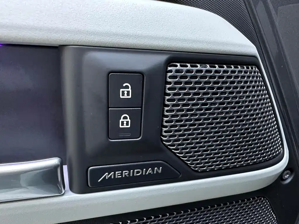 Land Rover Defender 2022 — фото 15