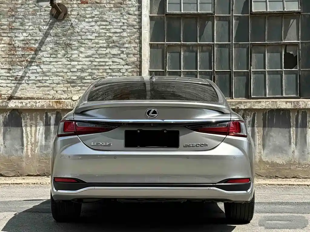 Lexus ES 2019 — фото 20