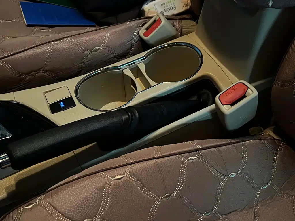Toyota Corolla 2015 — фото 20