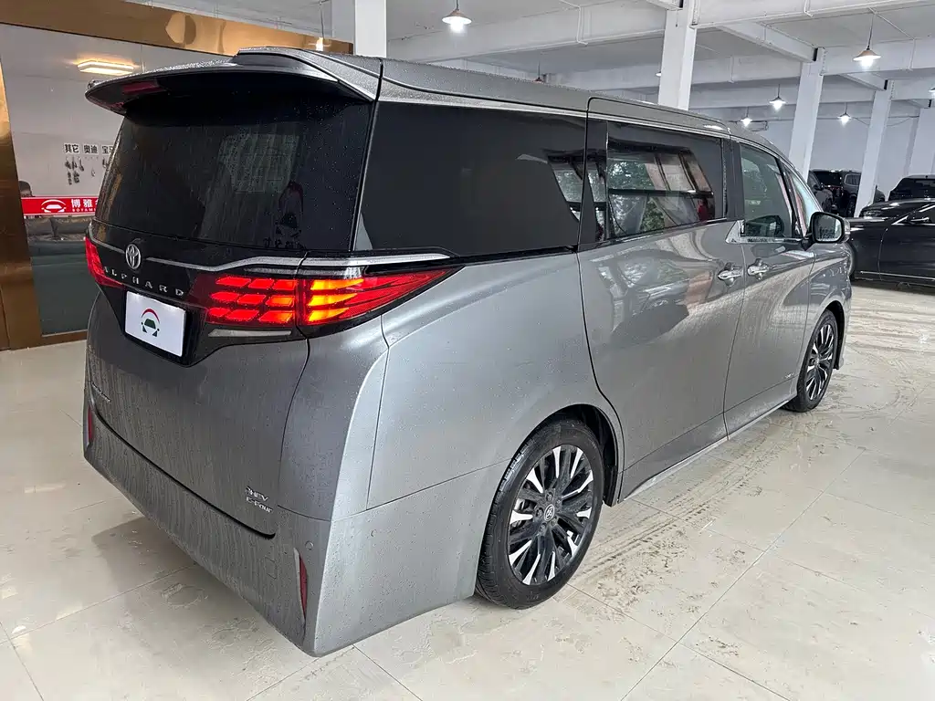 Toyota Alphard 2023 — фото 5