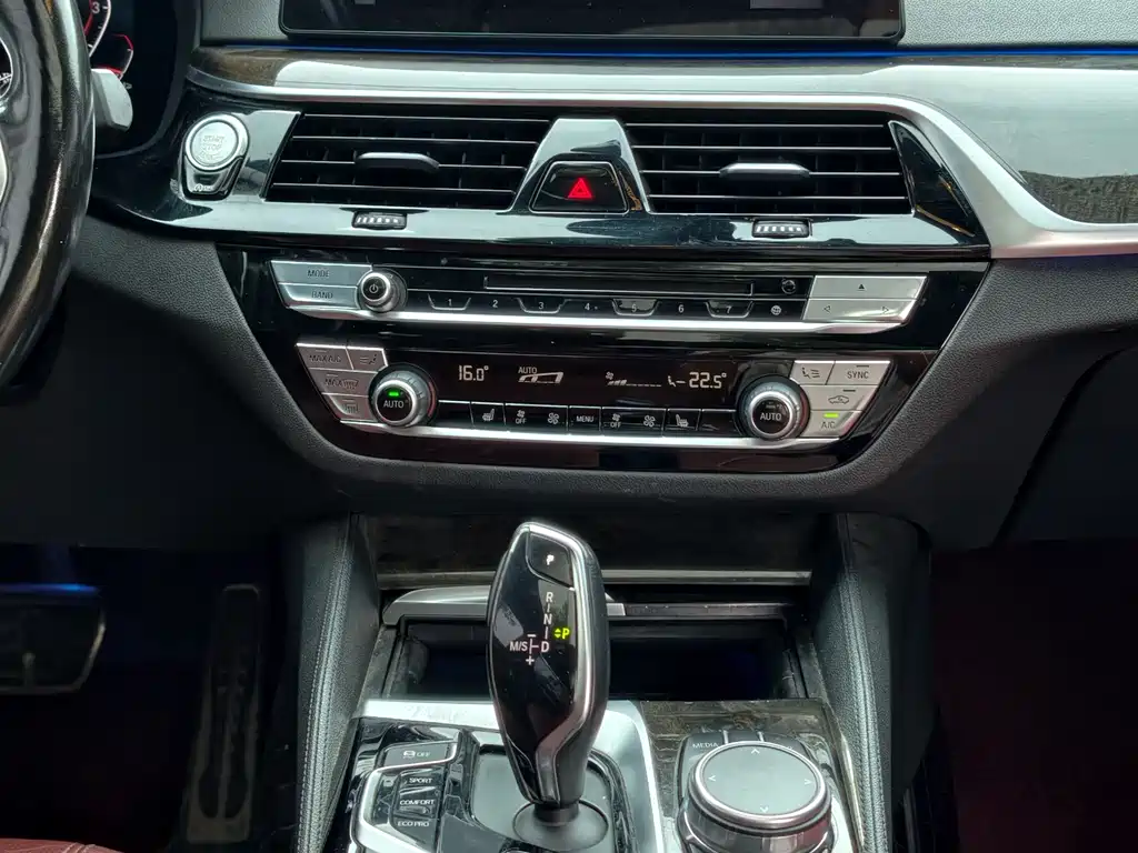 BMW 5 Series 2018 — фото 18