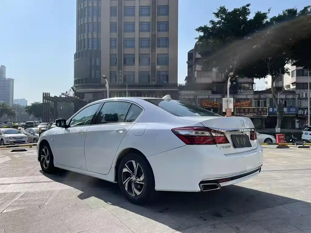 Honda Accord 2018 — фото 10