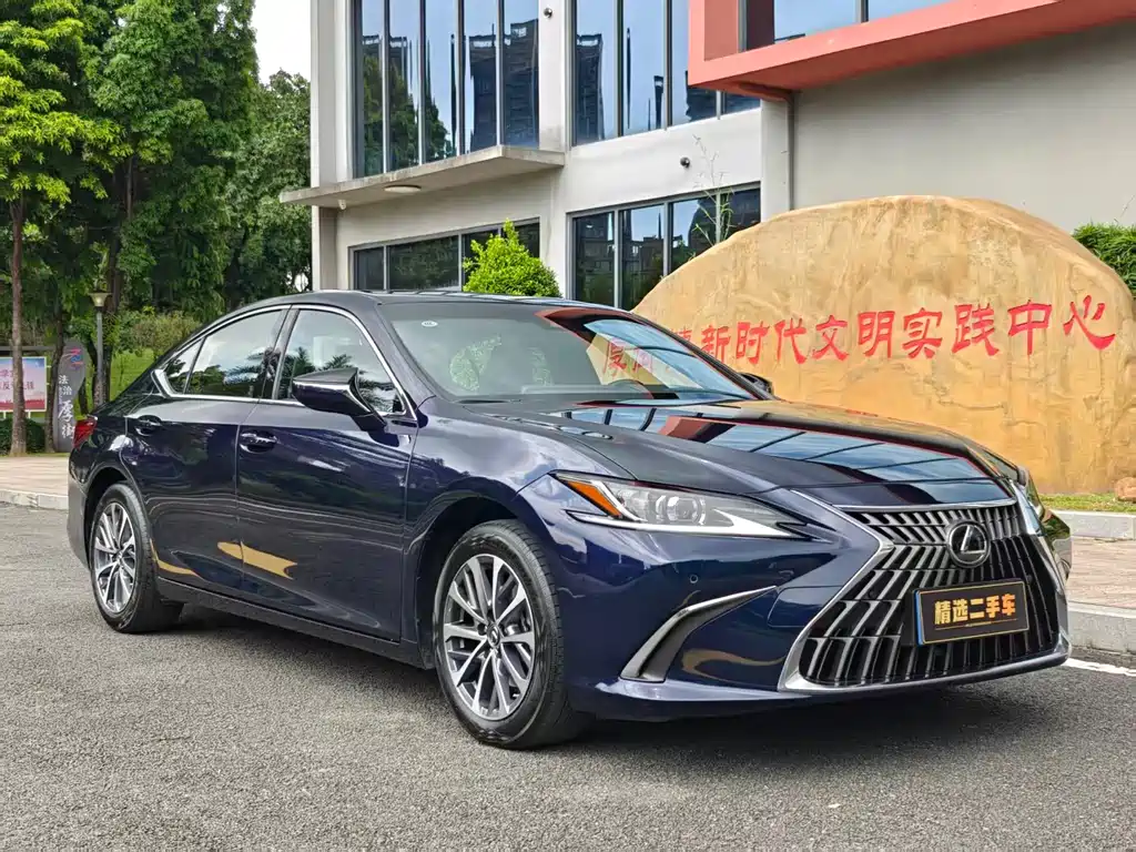 Lexus ES 2024