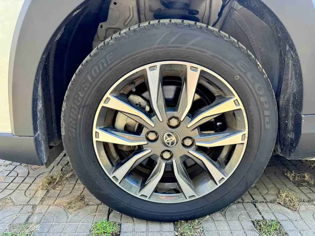 Toyota Yaris L 2023 — фото 21