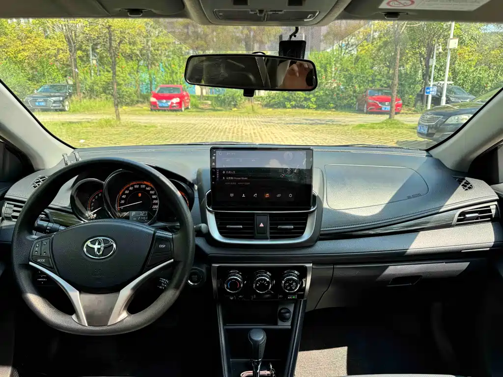 Toyota Yaris L 2023 — фото 17