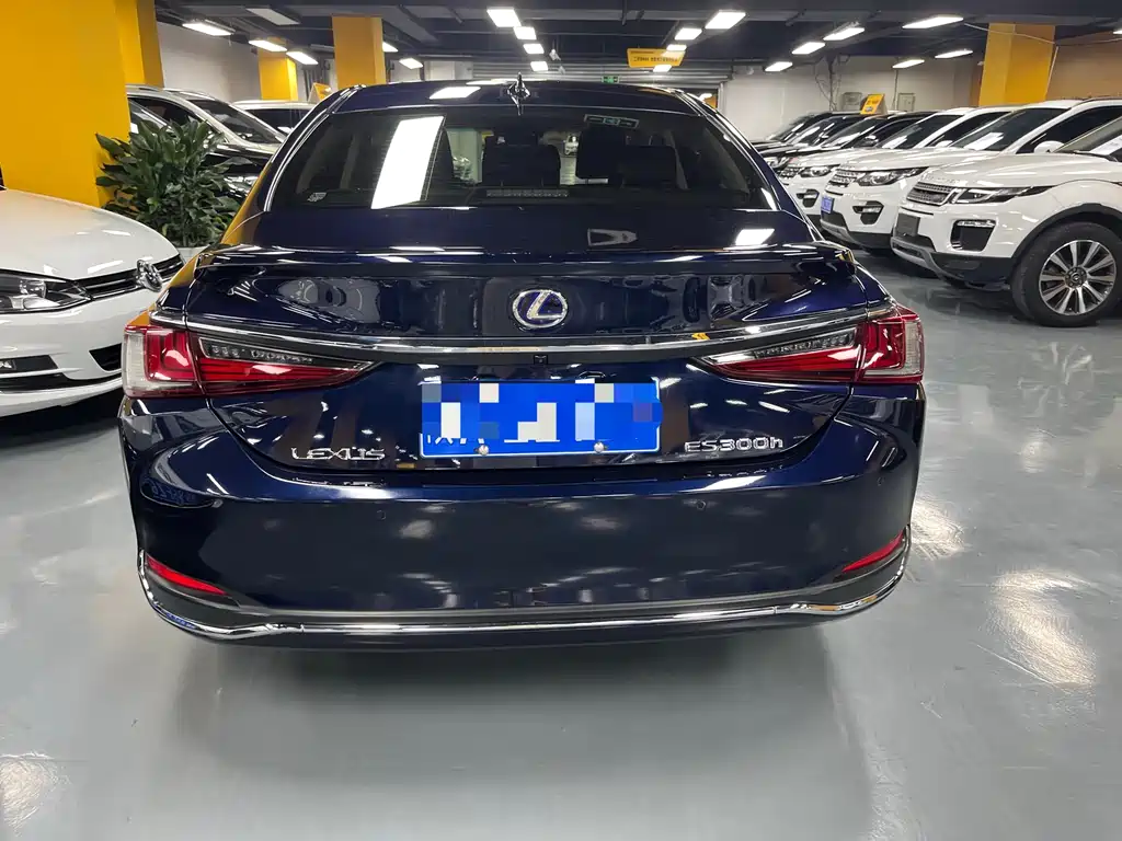 Lexus ES 2020 — фото 11