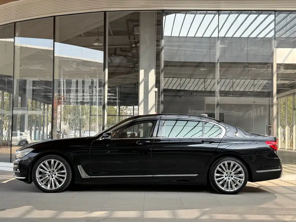 BMW 7 Series 2017 — фото 18