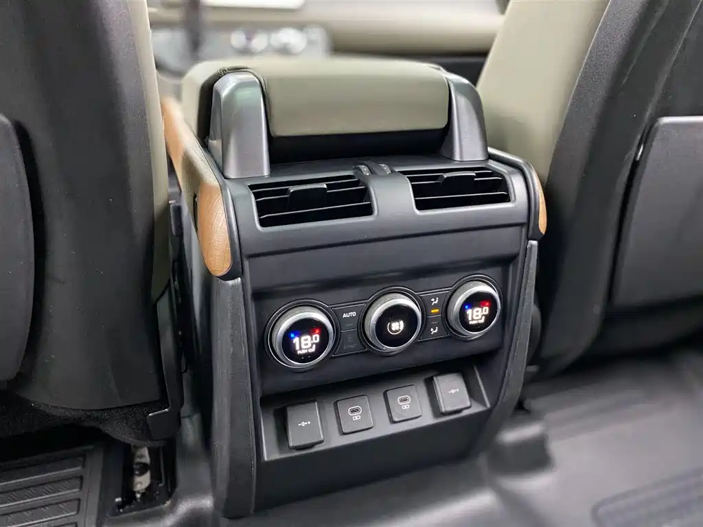 Land Rover Defender 2021 — фото 25