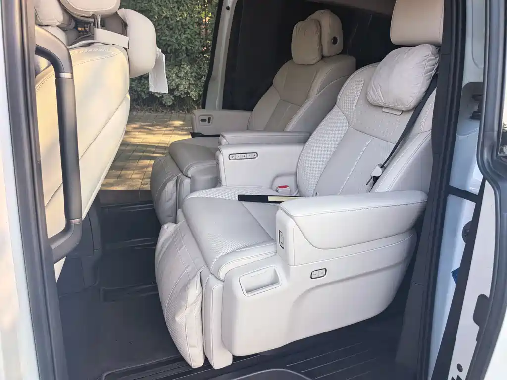 Li Auto Li MEGA 2025