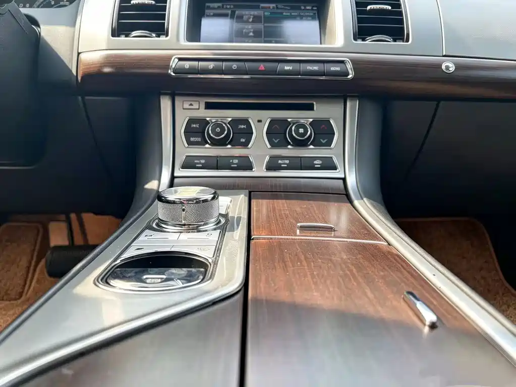 Jaguar XF 2015 — фото 14