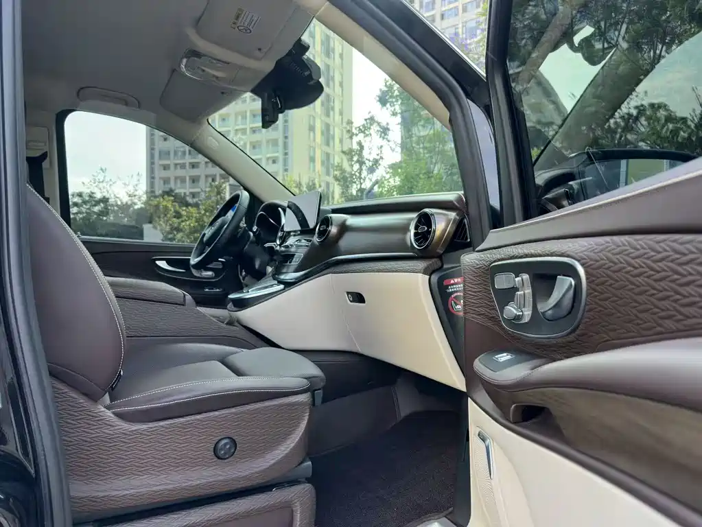 Mercedes-Benz V-Class 2023 — фото 11