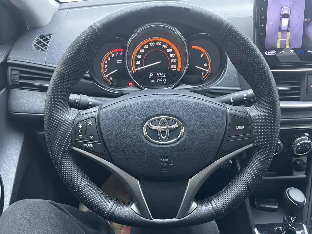 Toyota Yaris L 2023 — фото 9